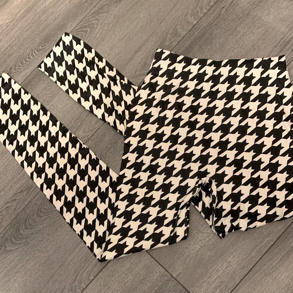 Seamless Patterned Black and White Leggings